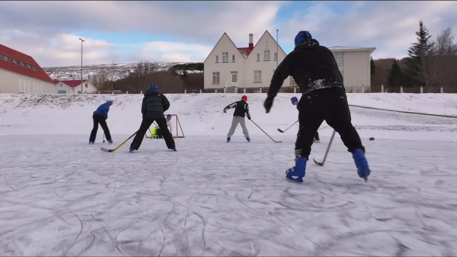 Skauta á tjörninni í froststillu á Laugum