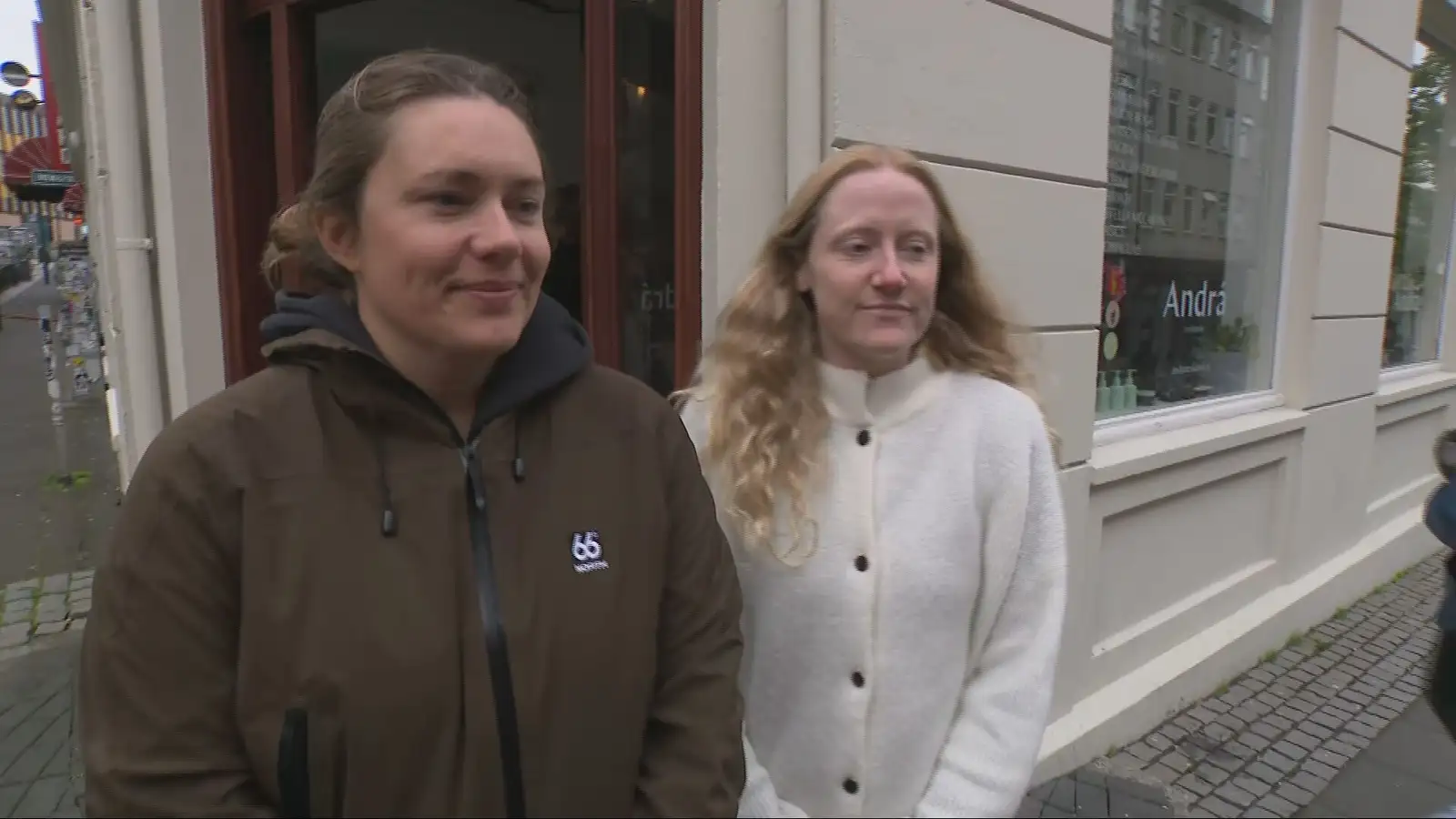 Hreinsa búðina og reyna að opna hana sem fyrst aftur
