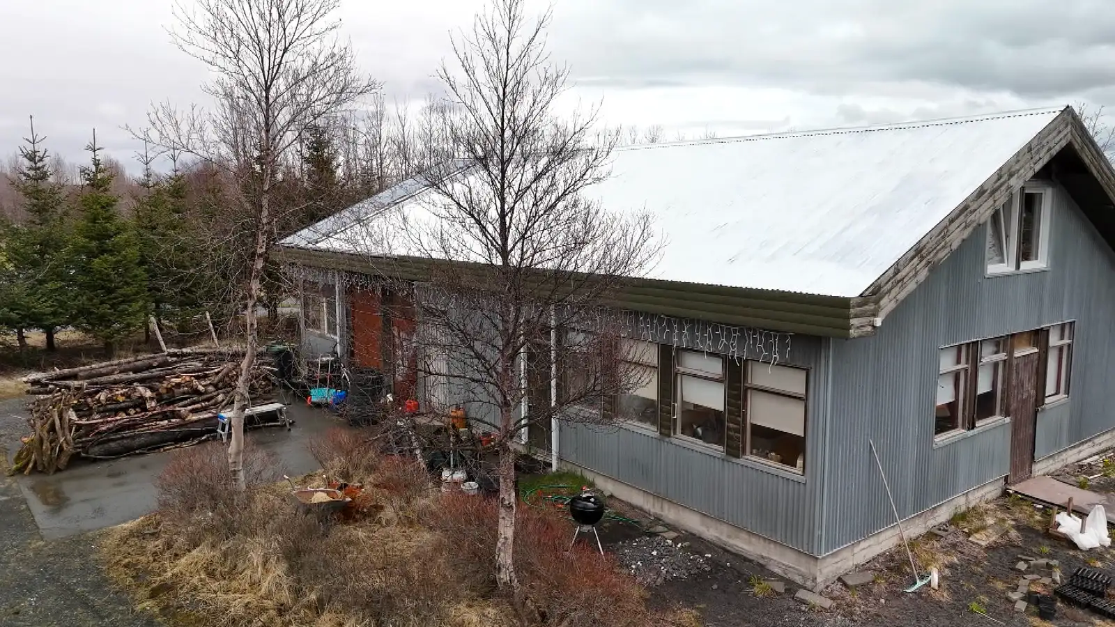 Ákærði reyndist viðstaddur skýrslutöku í gegnum fjarfundarbúnað