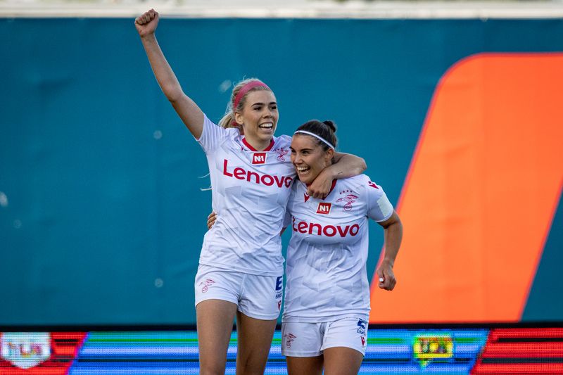 Ásís Karen Halldórsdóttir og Anna Rakel Pétursdóttir, leikmenn Vals, fagna marki Ásdísar í bikarúrslitaleik Vals og Breiðabliks 2022