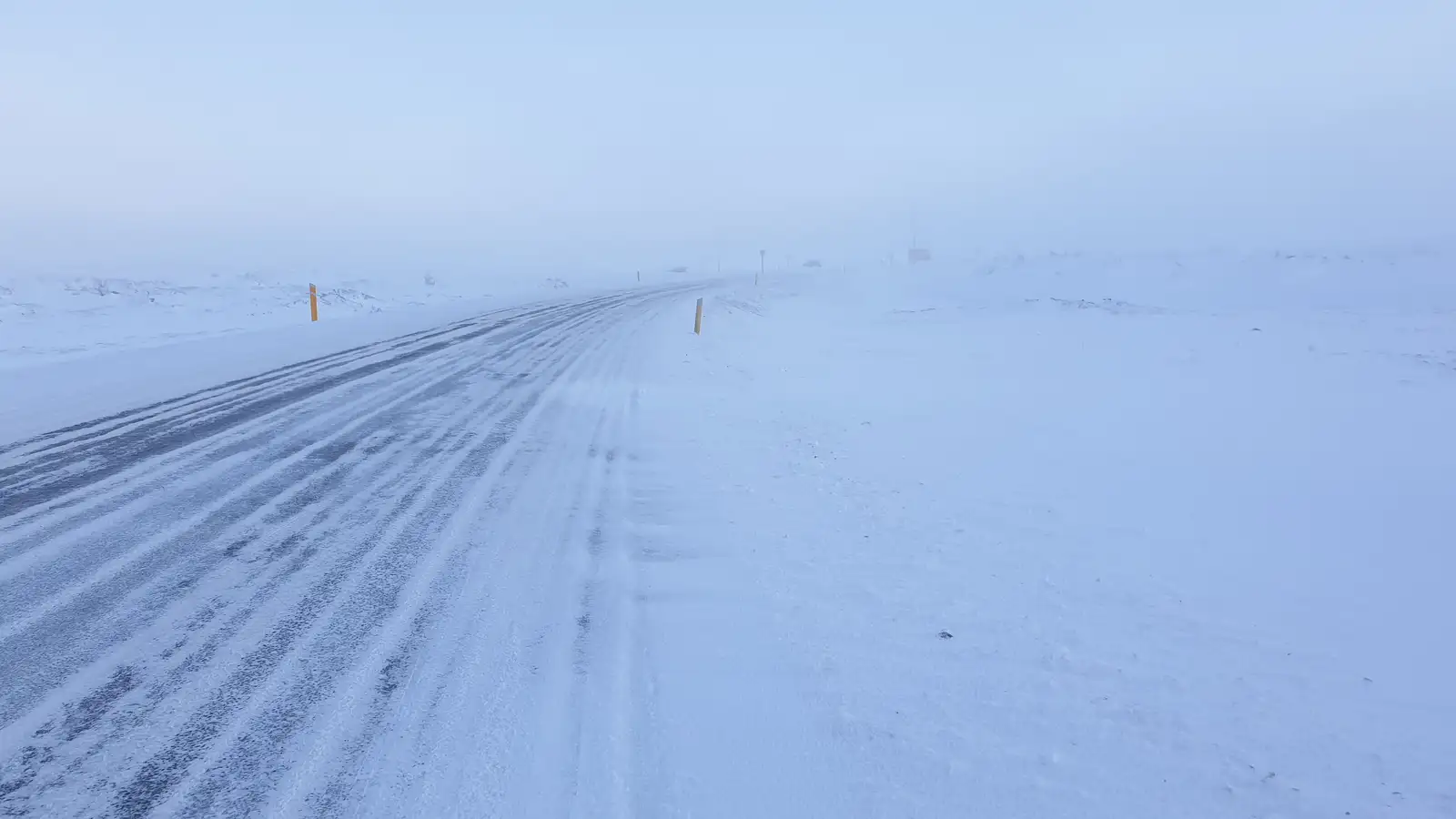 Dregur hægt úr vindi