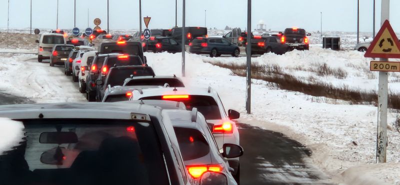 Mynd af bílaröð á leiðinni frá Reykjavík til Keflavíkur; flestir á leið í Leifsstöð. Reykjanesbrautin var opnuð skömmu áður en hafði verið lokuð vegna ófærðar.
