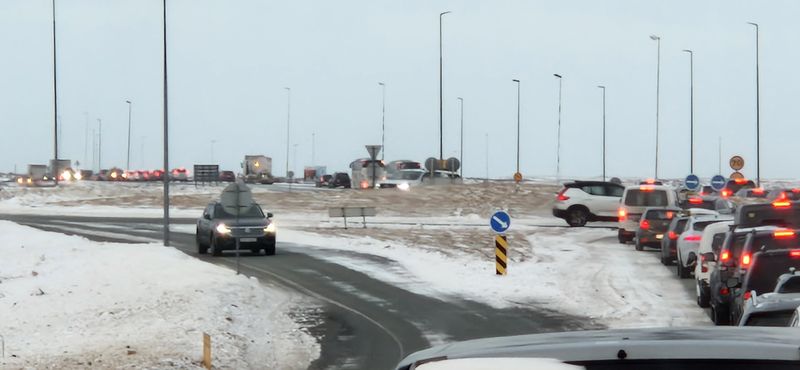 Mynd af bílaröð á leiðinni frá Reykjavík til Keflavíkur; flestir á leið í Leifsstöð. Reykjanesbrautin var opnuð skömmu áður en hafði verið lokuð vegna ófærðar.