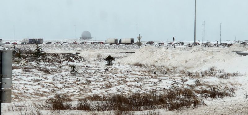 Mynd af bílaröð á leiðinni frá Reykjavík til Keflavíkur; flestir á leið í Leifsstöð. Reykjanesbrautin var opnuð skömmu áður en hafði verið lokuð vegna ófærðar.
