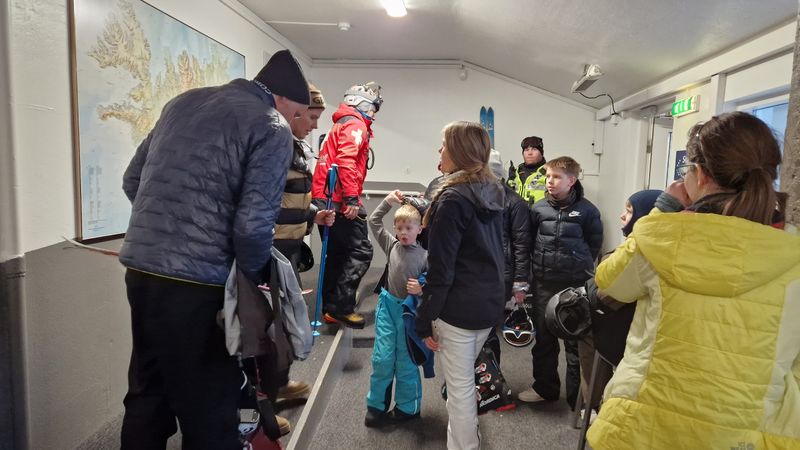 Fólk sem bjargað var úr lyftu í Hlíðarfjalli.