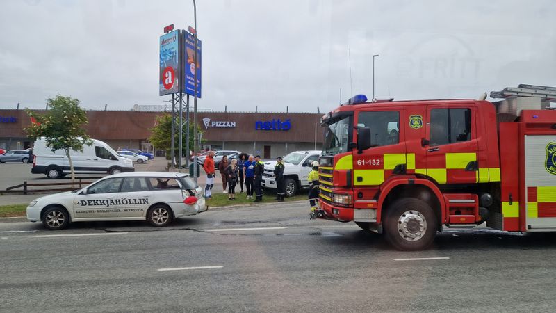 Slökkviliðsbíll á vettvangi áreksturs.