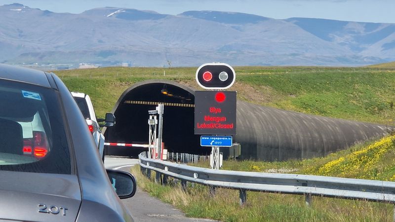 Mynd úr safni. Mynd af lokunarskilti við Hvalfjarðargöng. Bilaður bíll í göngunum.