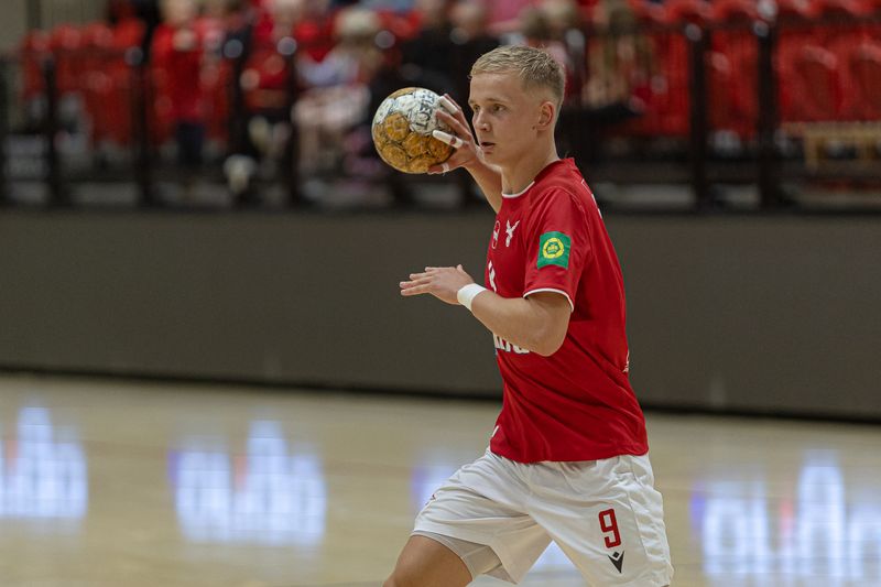 Benedikt Gunnar Óskarsson leikstjórnandi í liði Vals.