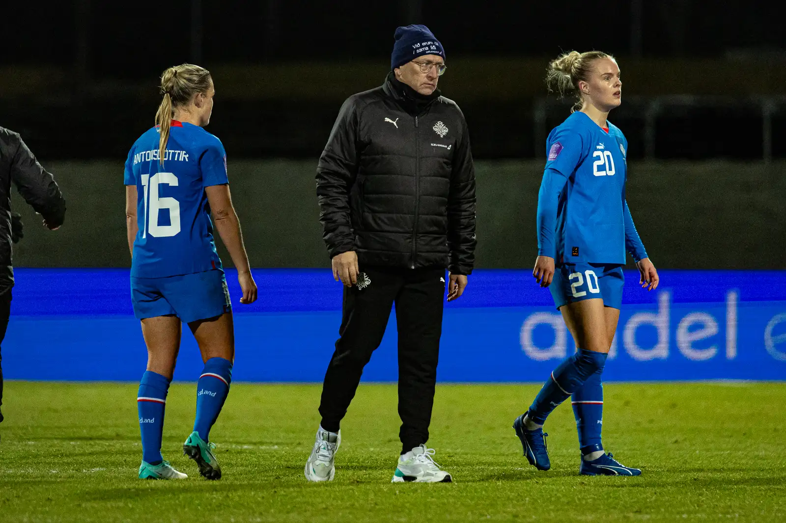 Hildur Antonsdóttir, Þorsteinn Halldórsson og Guðný Árnadóttir eftir leik Íslands og Danmerkur í Þjóðadeild Evrópu í október 2023