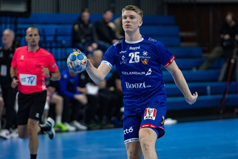 Haukur Þrastarson í leik íslenska karlalandsliðsins í handbolta gegn Færeyjum í nóvember 2023.