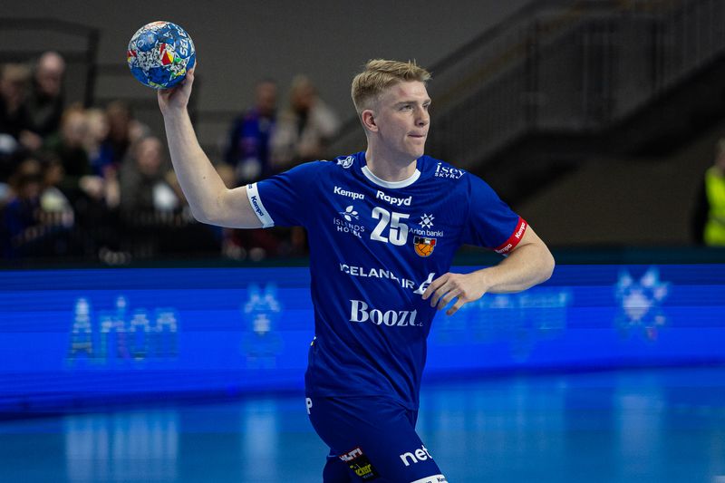 Haukur Þrastarson í leik íslenska karlalandsliðsins í handbolta gegn Færeyjum í nóvember 2023.