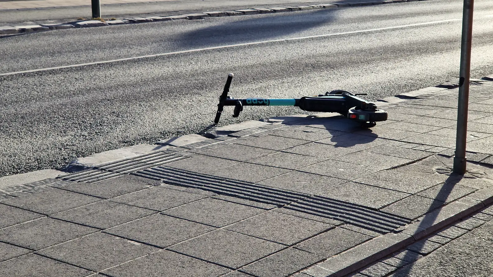 Driver left scene after scooter collision