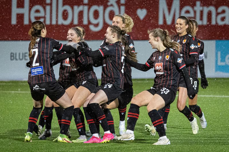 Myndir úr leik Vals og Víkings í Meistarar meistaranna í fótbolta kvenna 16. apríl 2024.