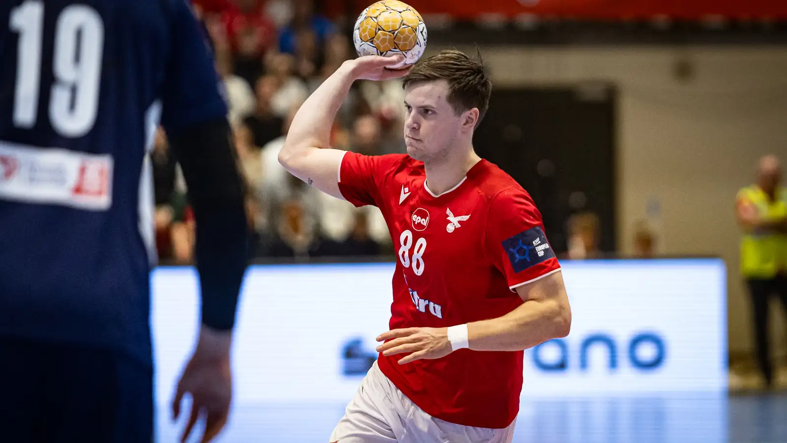 Valur flaug í úrslit annað árið í röð