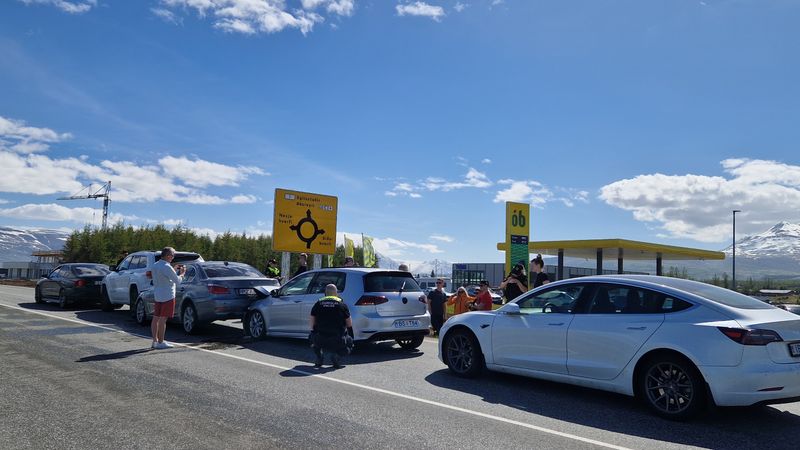 Mynd af fimm bíla árekstri við bæjarmörk Akureyrar