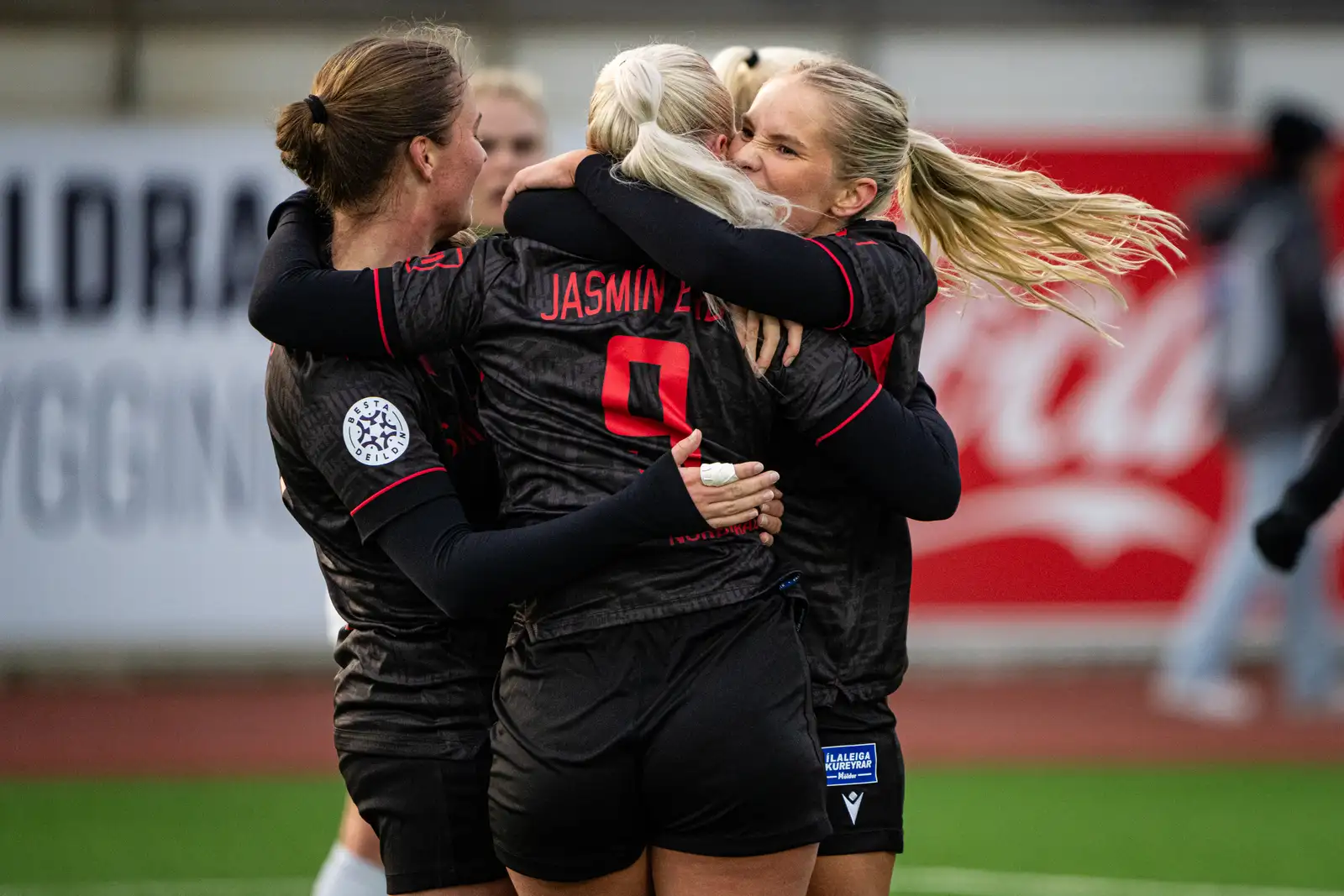 Valskonur fagna marki gegn Breiðablik í leik Meistara meistaranna í fótbolta 11. apríl  2025.