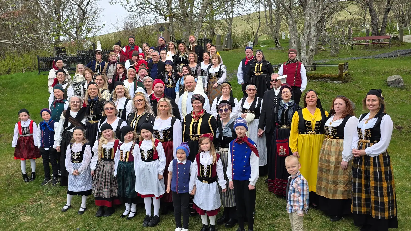Kirkjugestir mæta í þjóðbúningum