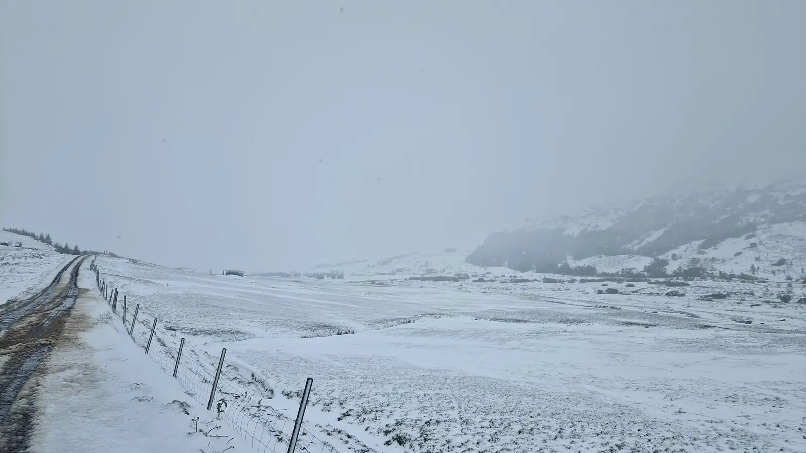 Frost um allt land og éljar norðan- og austantil