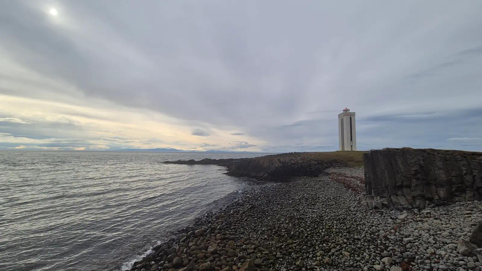 Mild vestanátt víða um land