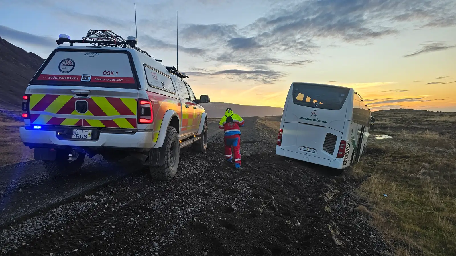 Óljóst hvers vegna rúta með 45 farþega hafnaði utan vegar