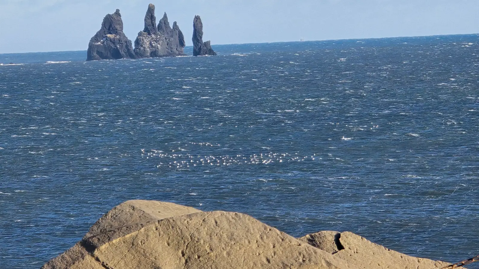 All hvasst syðst á landinu