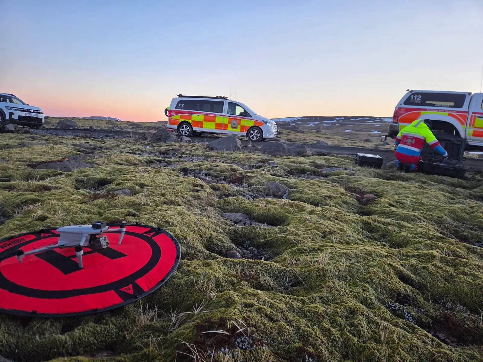 Dróni frá björgunarsveit og björgunarsveitarbílar. Mynd tekin við leit af erlendum ferðamanni í grennd við Háafoss í Þjórsárdal.