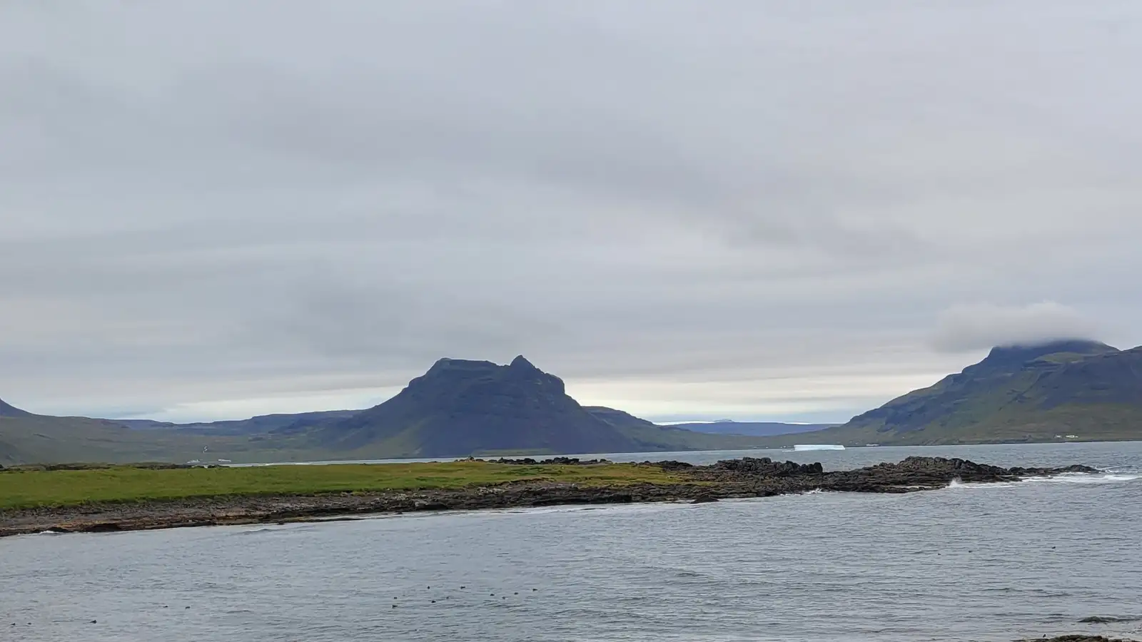 Sæmilega stór borgarísjaki í Norðurfirði