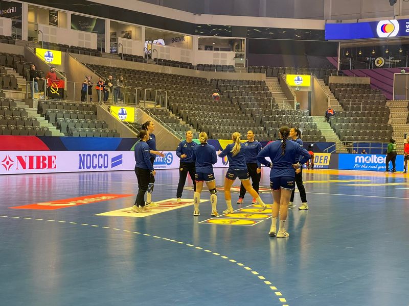 Íslenska kvennalandsliðið í fótbolta hitar upp fyrir leik gegn Angóla á HM kvenna í handbolta 2023.
