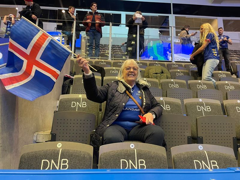 Kristín Steinþórdóttir ofurstuðningsmaður Íslands mætt í stúkuna í Stafangri að fylgjast með leik gegn Angóla á HM kvenna í handbolta 2023.
