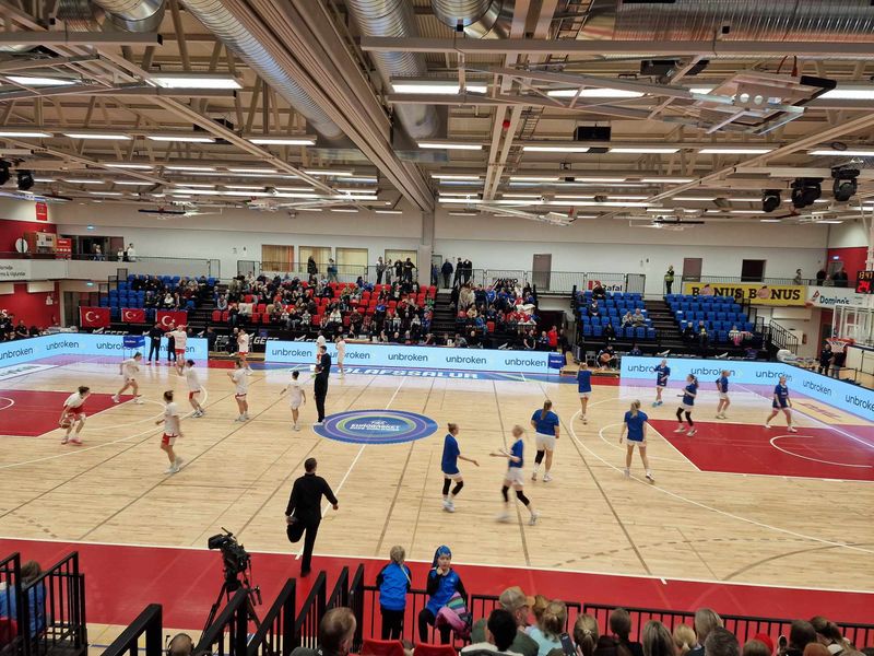Upphitun fyrir leik ísenska kvennalandsliðsins í körfubolta gegn Tyrklandi. Leikurinn er í Ólafssal og í undankeppni EM 2024.