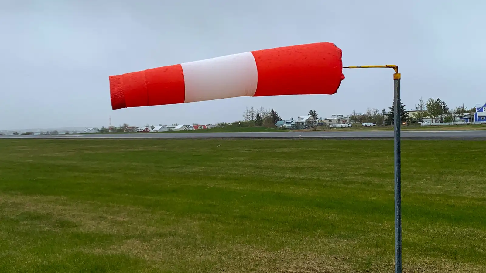 Víða strekkingsvindur