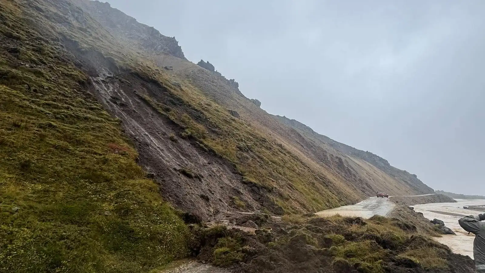 Litlu munaði að aurskriða lenti á rútu í Landmannalaugum