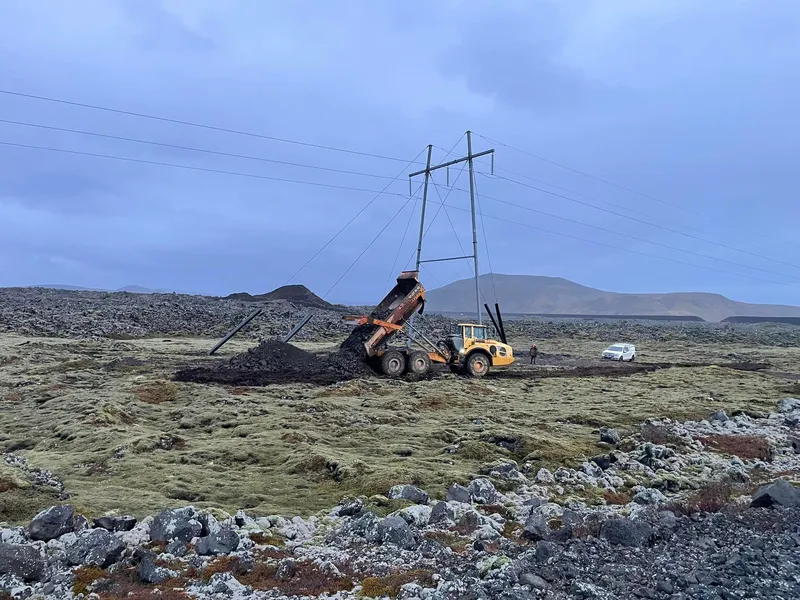 Vinna við varnir á Svartsengislínu vegna eldgoss 8. febrúar 2024.
