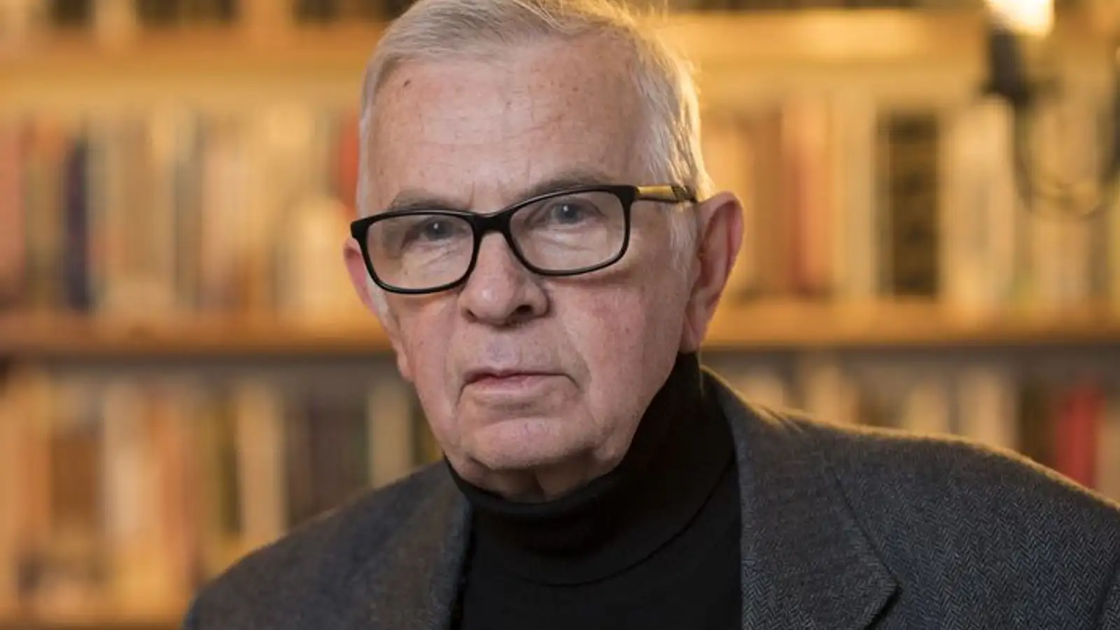 Sveinn R. Eyjólfs­son er látinn