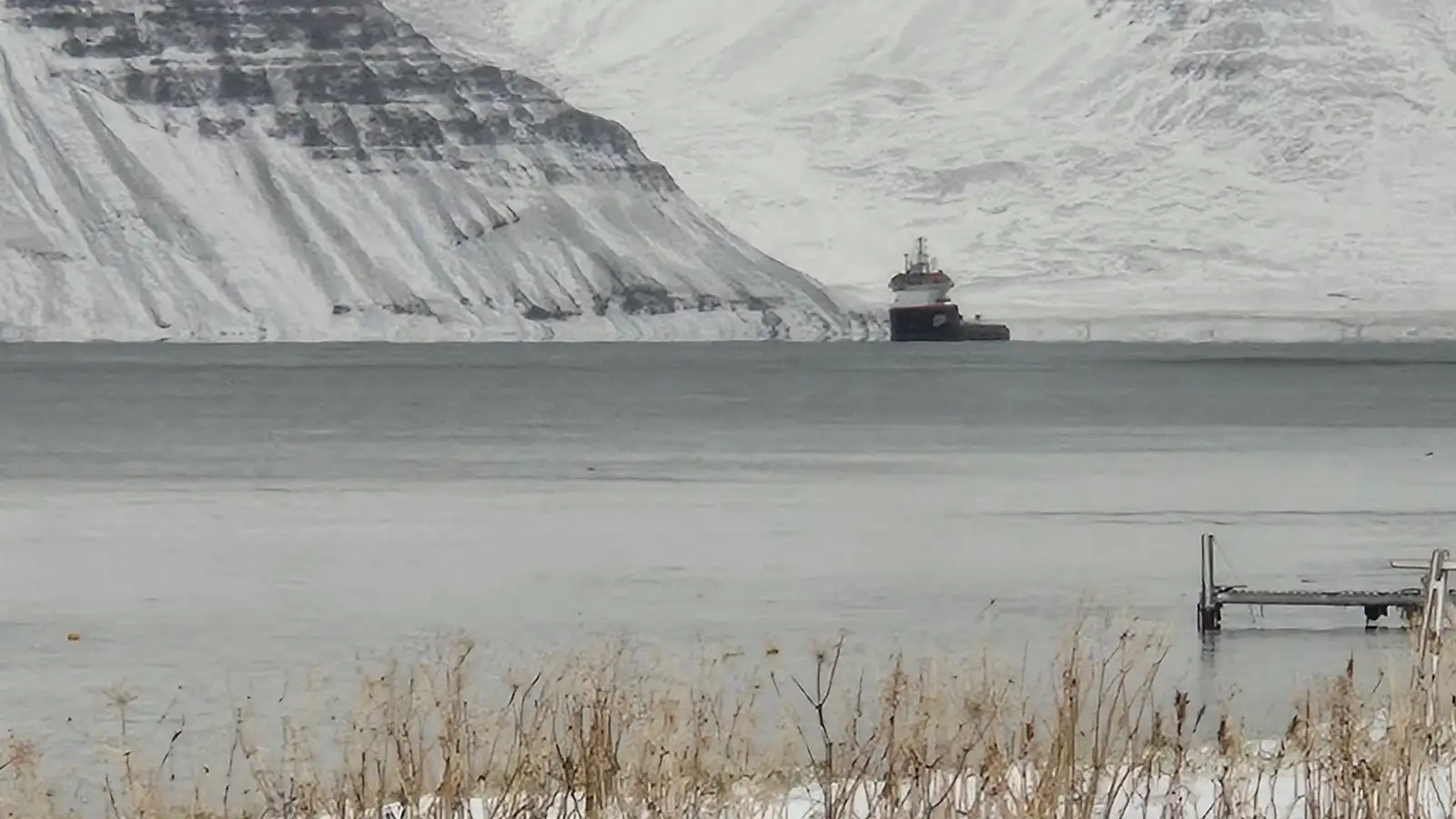 Tvö bandarísk herskip í Jökulfjörðum