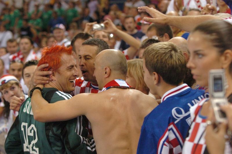 Valdo Sola fagnar með króatískum stuðningsmönnum í undanúrslitum á Ól 2004.