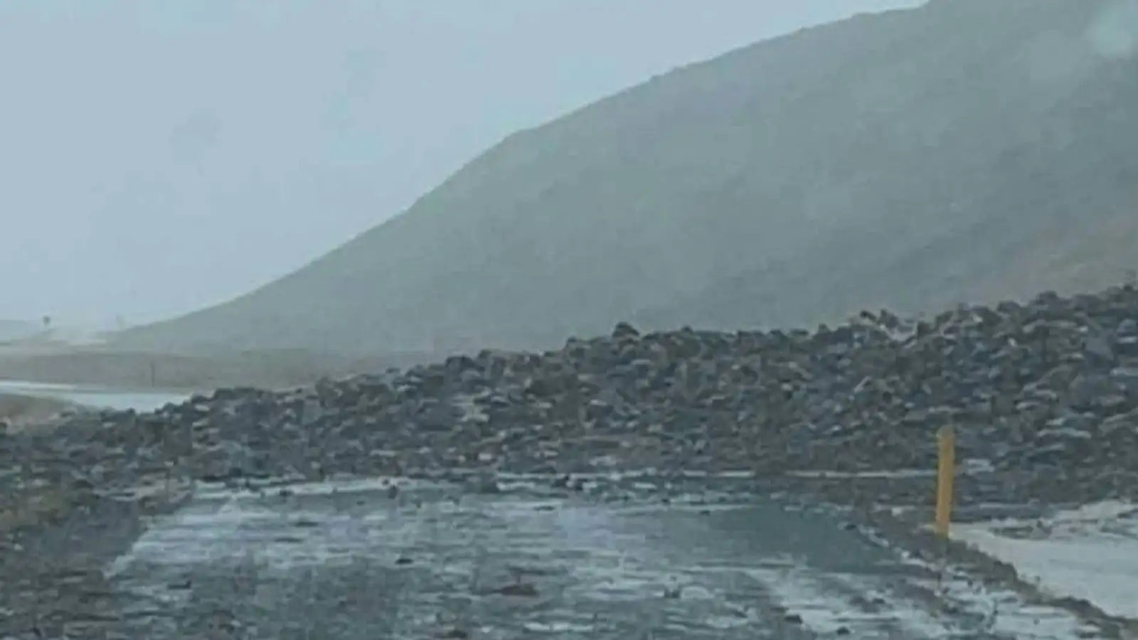 Vegir lokaðir vegna skriðufalla á norðanverðum Vestfjörðum og Ströndum