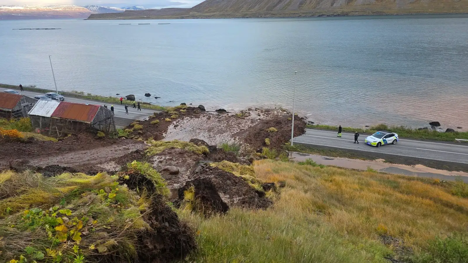 Vegurinn um Eyrarhlíð lokaður vegna aurskriðu